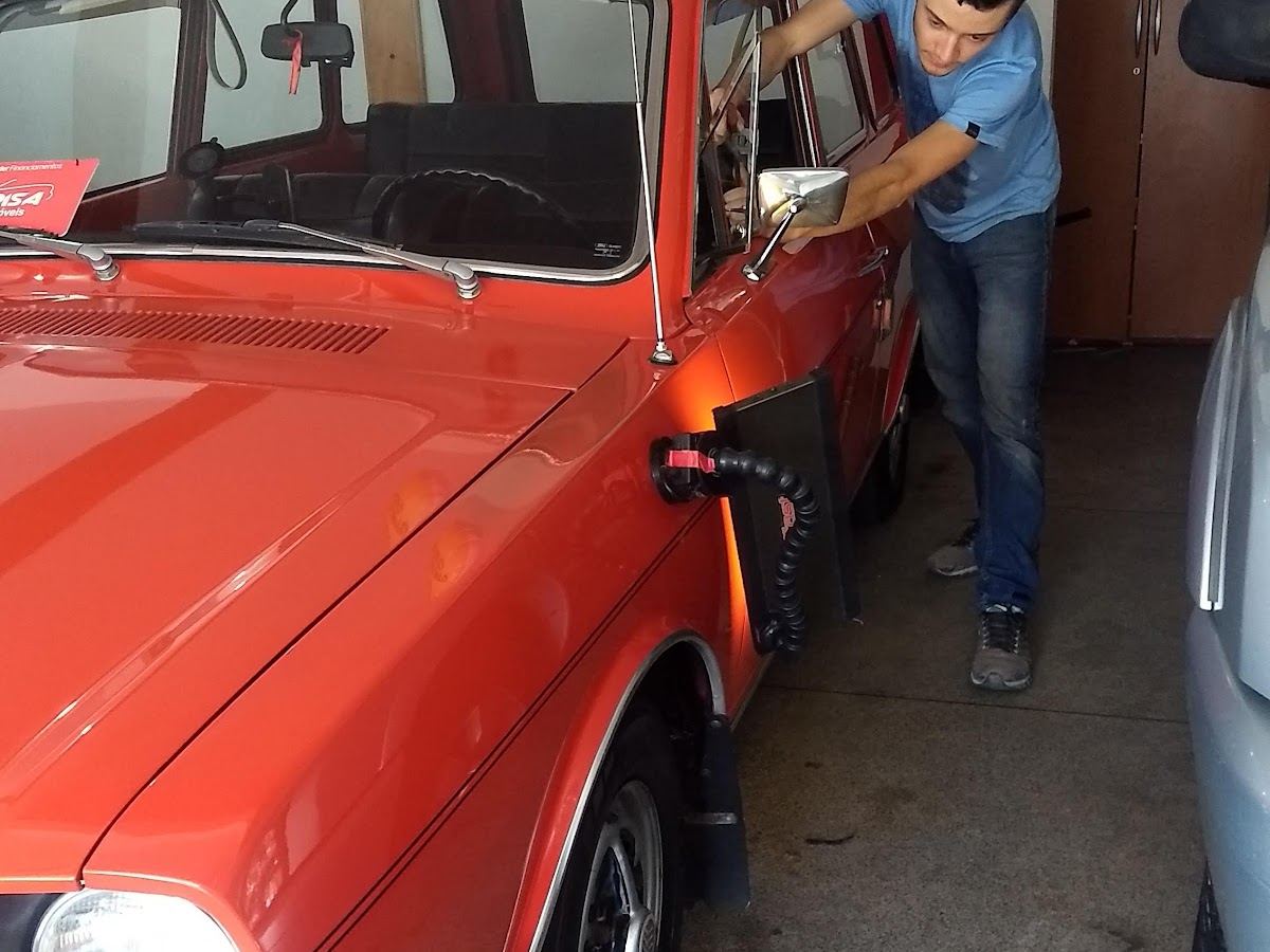 Técnico usando puxador a vácuo para reparo de martelinho de ouro em carro